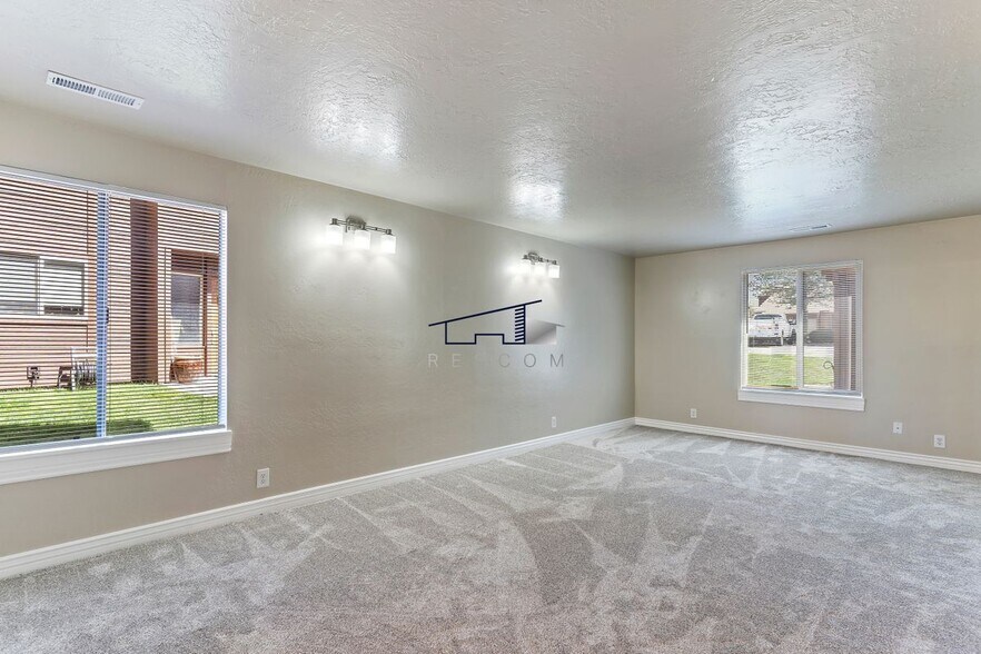 Building Photo - 26 White Barn Dr