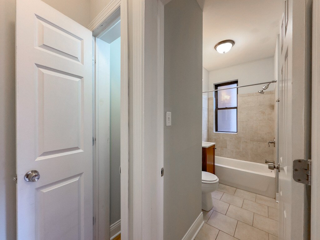 Building Photo - 516 W Melrose St