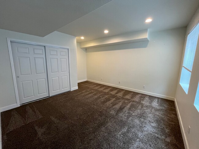 Building Photo - 5 Bed, 3.5 Bath with A/C, Available Now! -...