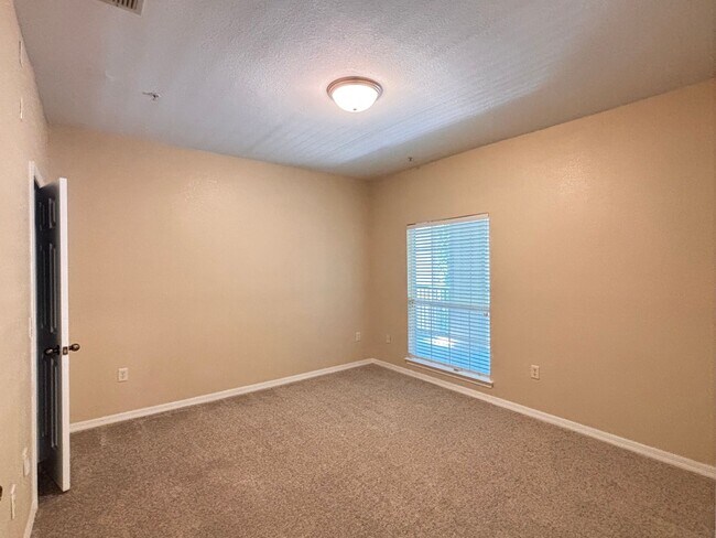 Building Photo - “3/2 Condo w/ GARAGE in Gate Parkway Area