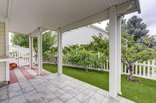 Building Photo - 2 bedroom, 2 bathroom home in Victorian Es...