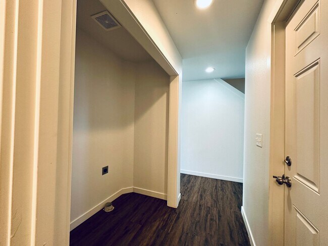 Building Photo - 1284 44th Ave