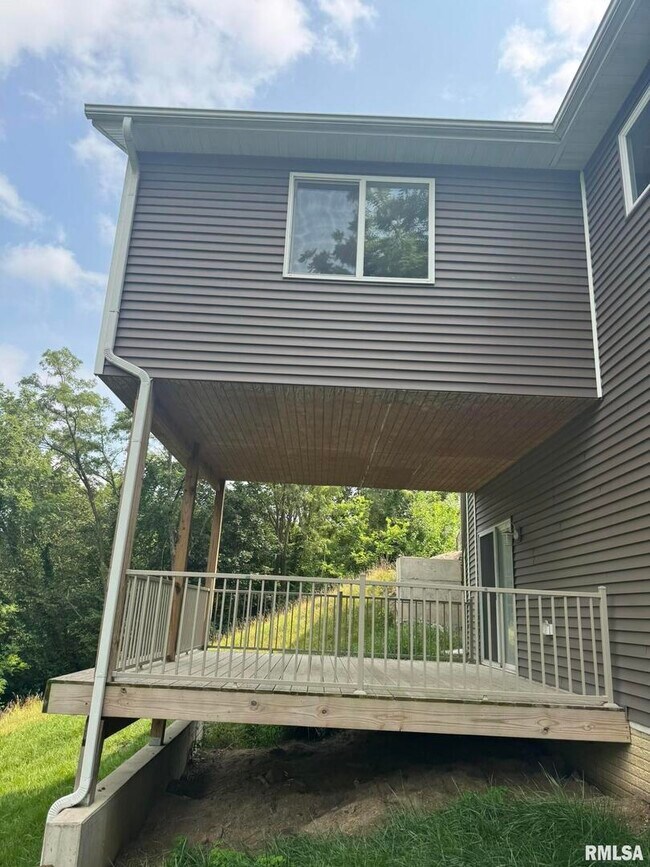 Building Photo - 18 Elmwood Dr