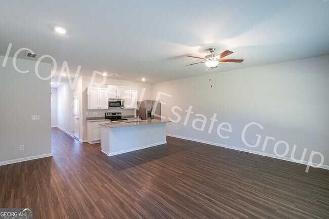 Building Photo - 124 Village Green Dr