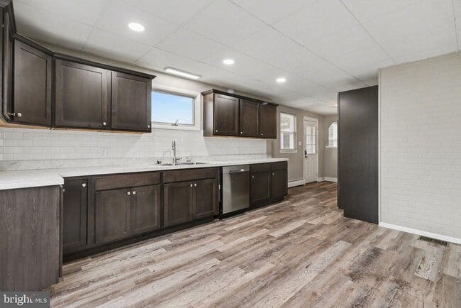 Building Photo - 5885 Avis Ln