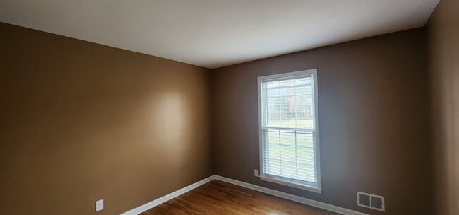 Building Photo - FRESH Paint!  Sprawling, Hurstbourne Ranch with Basement!  3 Bedrooms, 3 Full Baths, Hardwood Flo...