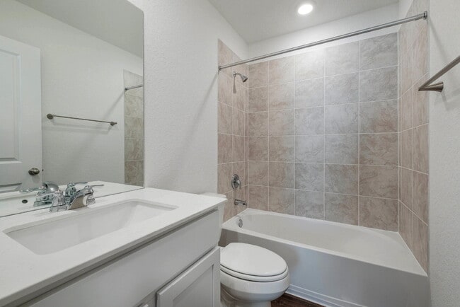 Building Photo - Redbird Ranch 4 Bedroom, 2 Bath, Internet Included, Tons of Amenities