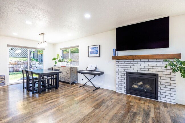 Building Photo - Exquisitely Renovated 4-Bedroom Oasis with Modern Upgrades