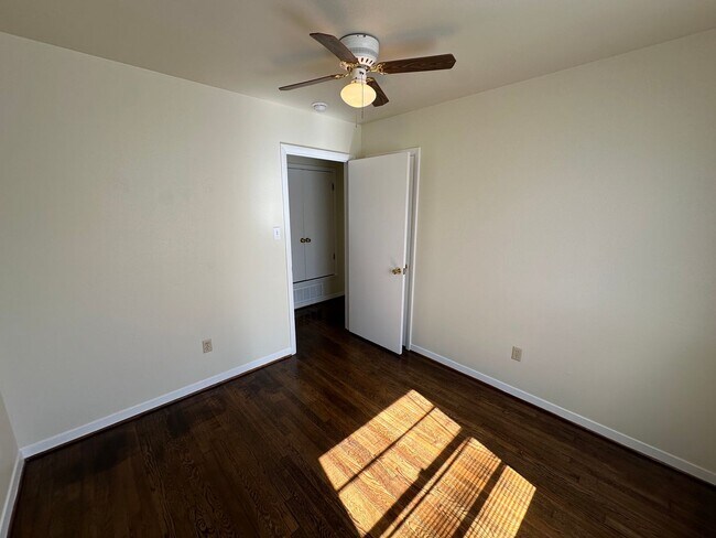 Building Photo - 511 Louise St