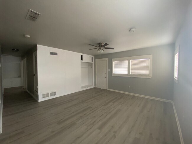 Building Photo - MOVE IN SPECIAL - $400 off second month’s ...