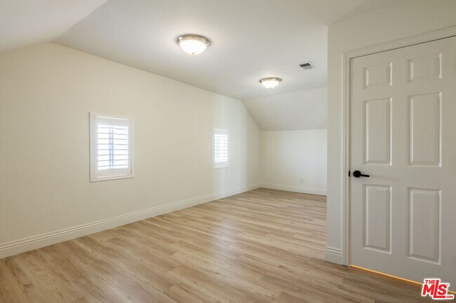 Building Photo - 445 S Mansfield Ave