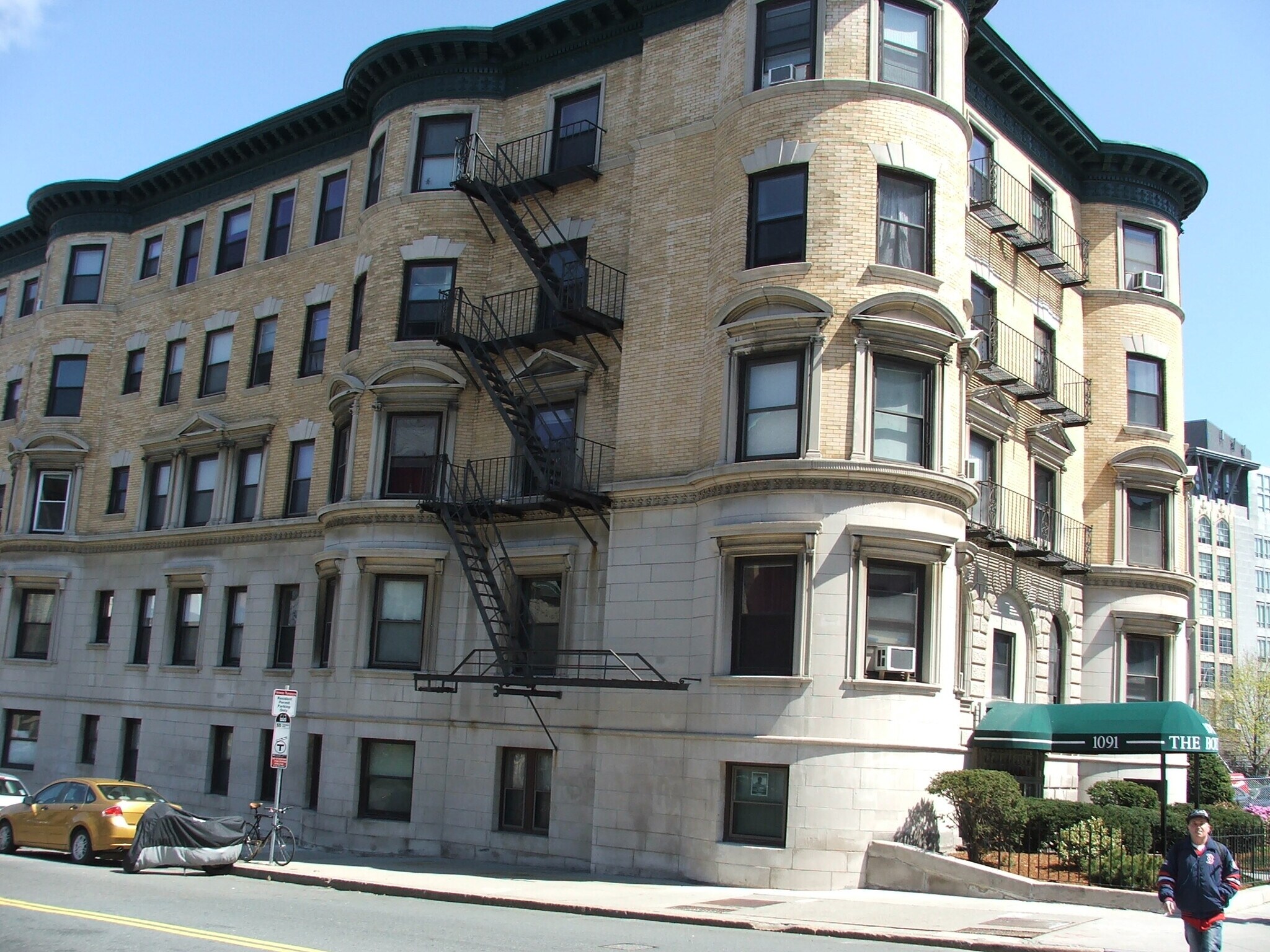 Classic Brick & Stone Building - 1091 Boylston St