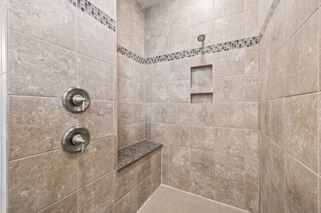 Building Photo - Stunning 4 bedrm, 3.5 Bath home in Chapel Cove of South Charlotte!