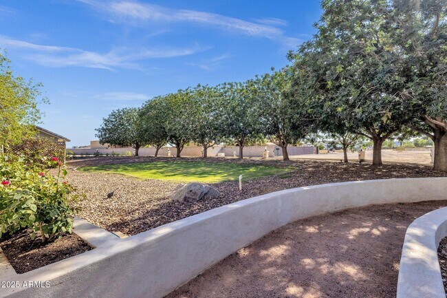 Building Photo - 856 W Quail Cir