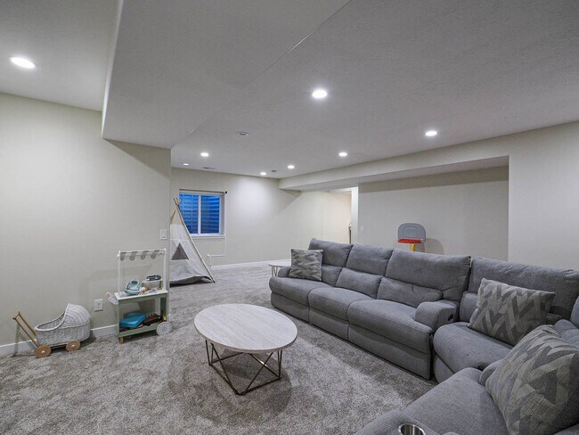 Building Photo - Beautiful House in Excellent Daybreak Loca...