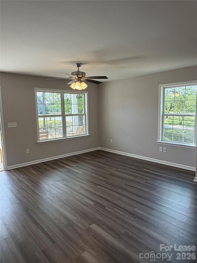 Building Photo - 408 S Elm St