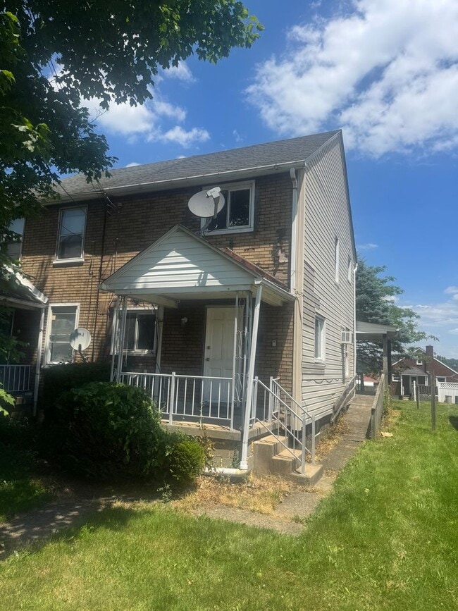 Building Photo - 2 Bed / 1 Bath in Clairton