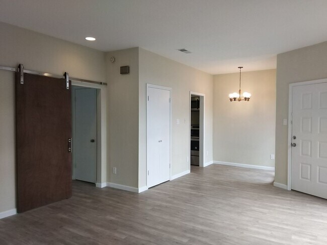 Building Photo - Must see! 1 Bed 1 Bath Condo in Lakewood Village!