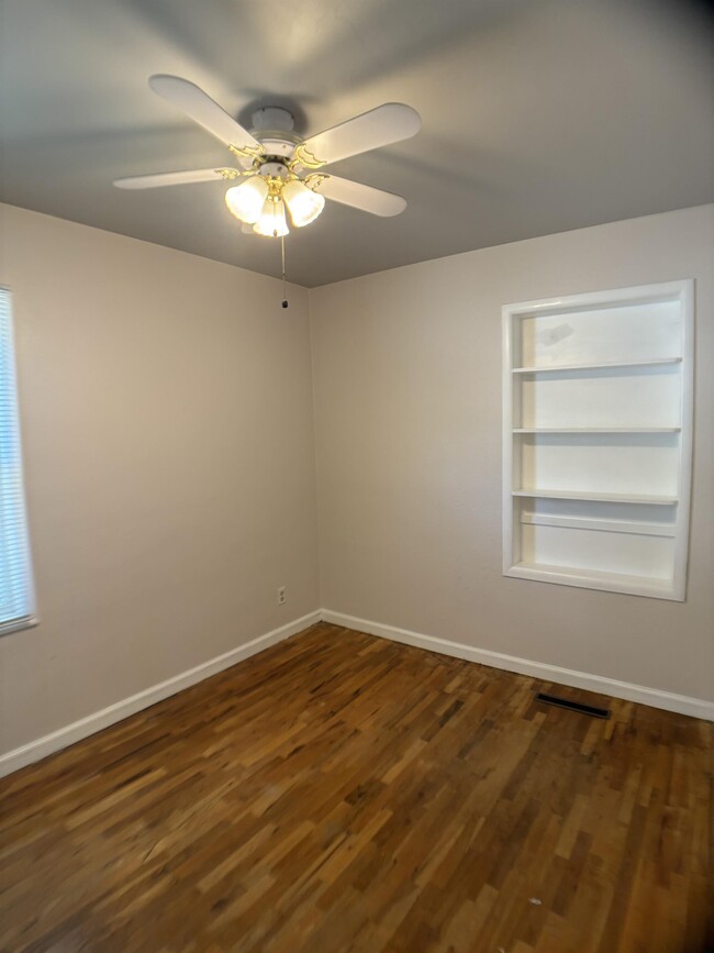 Building Photo - 1007 Bonneville Ave