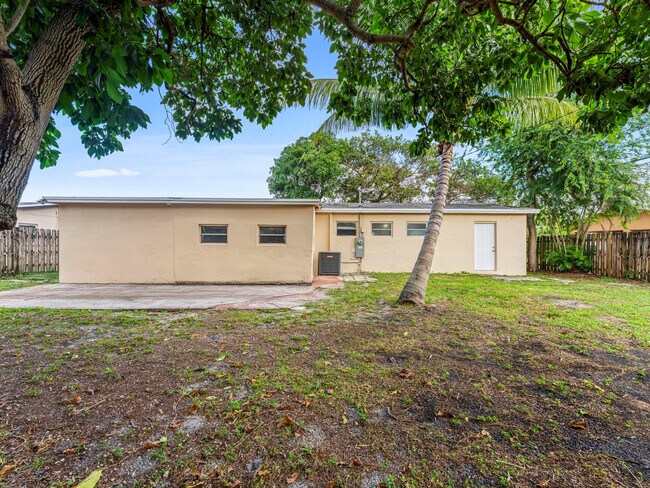 Building Photo - 21200 NE 12th Ct