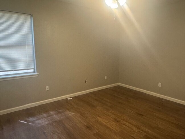 Building Photo - 106-106 Jester Cir