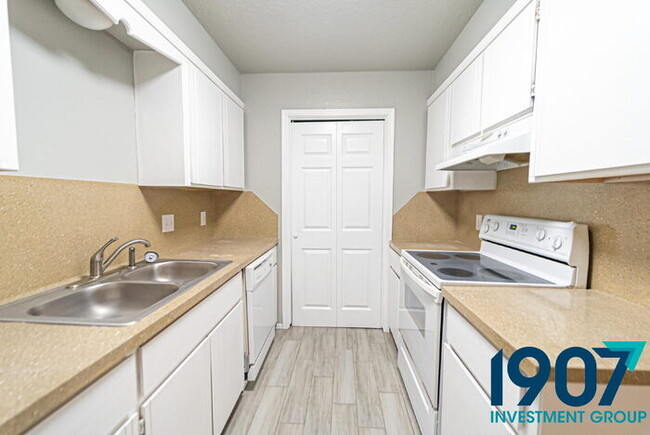Building Photo - Updated 2-Bed, 1.5-Bath Townhome in NW Nor...