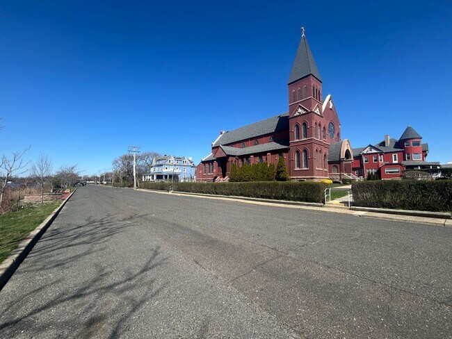 Building Photo - Large 5 Bedroom 2 Bathroom Single Family H...
