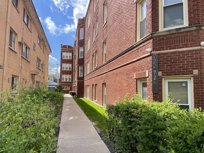 Building Photo - 722 N Austin Blvd