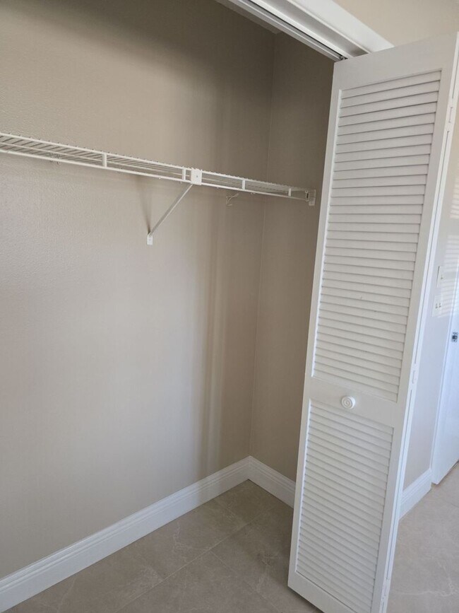 Building Photo - Beautuful 2 bedroom, 2 bath, 2 car garage rental home in Weeki Wachee!