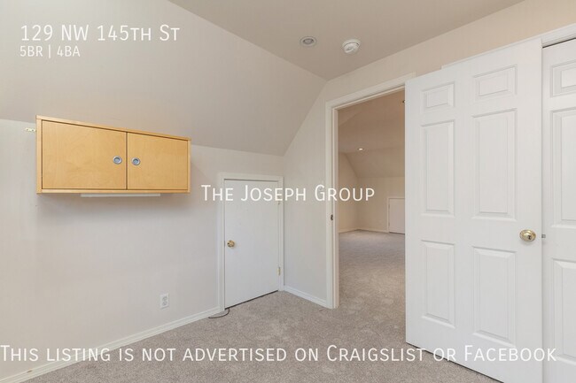 Building Photo - Beautiful 5 bed 3.5 bath in Seattle's Broa...