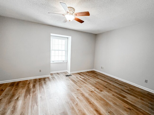 Building Photo - 2/1.5 Oakwood Townhome