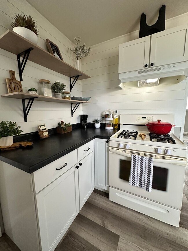 Building Photo - Spacious 2 bed, 1 bath home for rent in NE Waterloo available IMMEDIATELY .