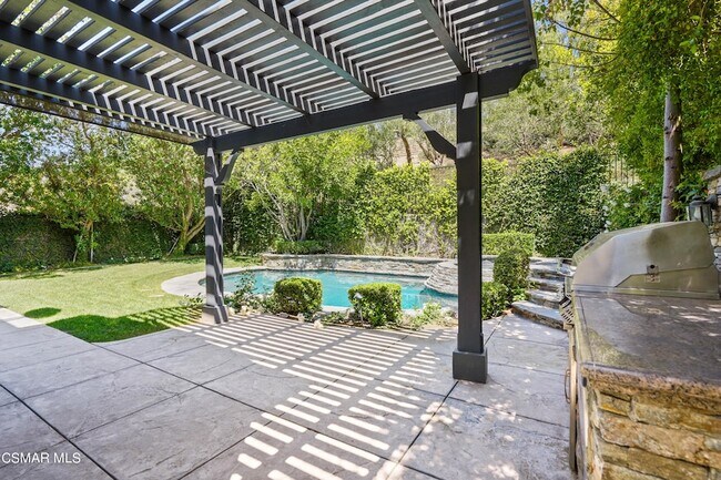 Building Photo - 6077 Mandeville Pl