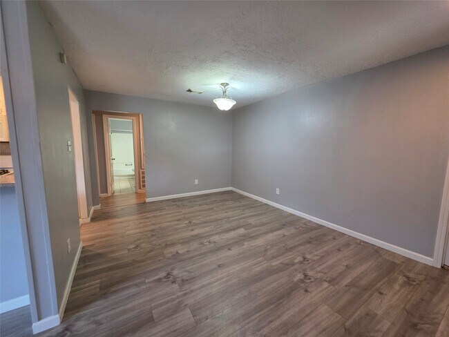 Building Photo - 1015 Western Hills Dr