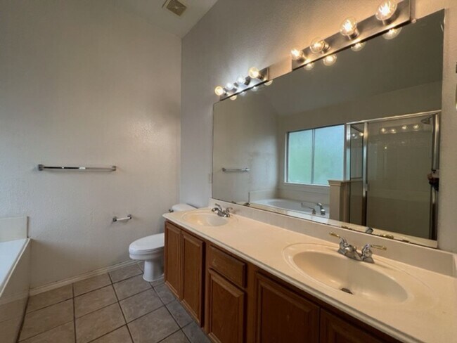 Building Photo - 4 bedroom, 2.5 bath home for lease!