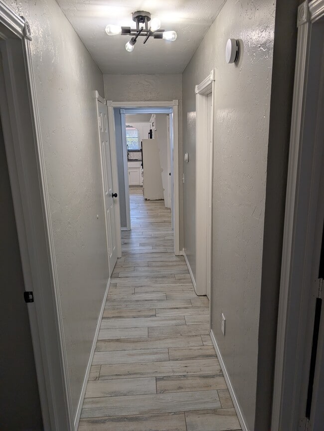 Building Photo - 2421 Marshall Dr