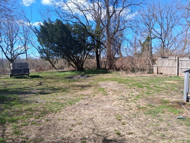 Building Photo - 530 Columbia Ave