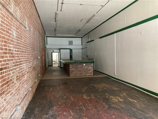 Building Photo - 621 Main St