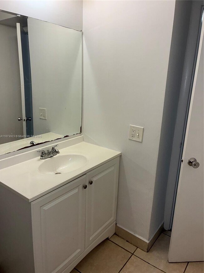 Building Photo - 1358 W 69th St