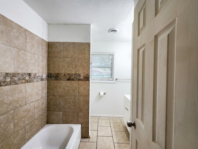 Building Photo - 1307 Dwinnell St