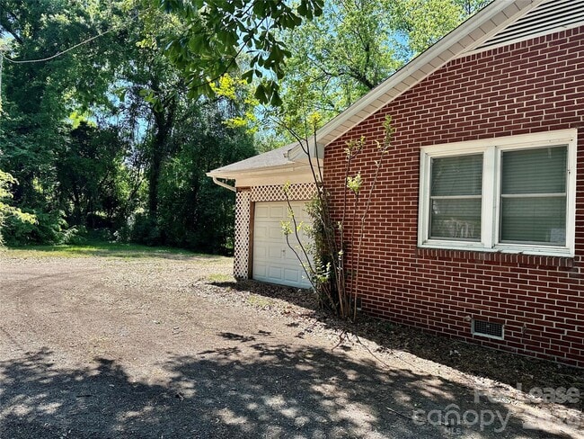 Building Photo - 710 Neil St