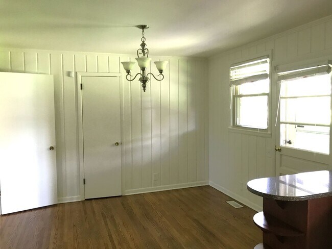 Building Photo - Excellent 2/1 in Desirable West Nashville!