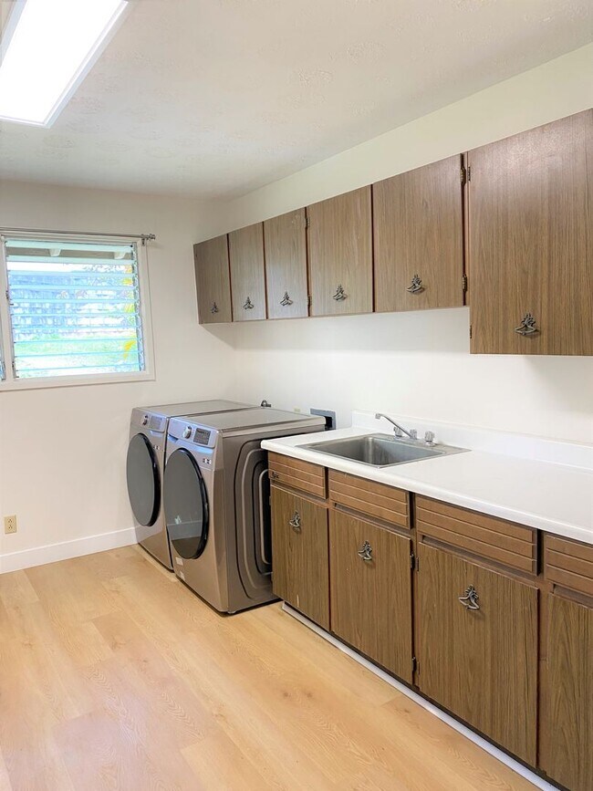 Building Photo - Manoa - Upgraded 3 Bedroom, 3 Bath Single Family Home with Enclosed Garage