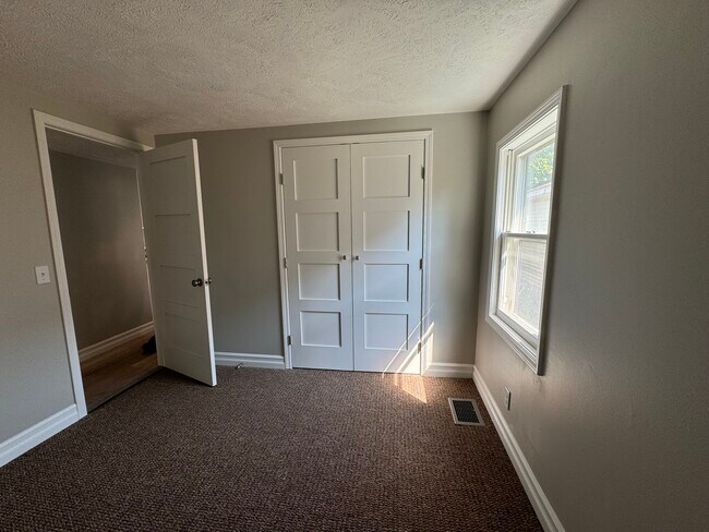 Building Photo - 285 1/2 Walnut St