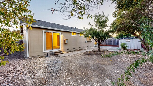 Building Photo - Bright 4 Bedroom 2 Full Bathroom Home with...
