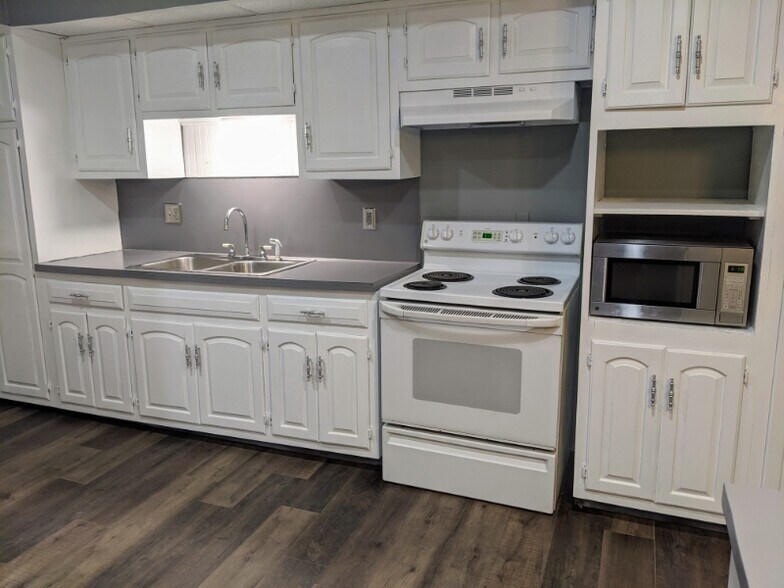 Building Photo - 700 Lincoln St