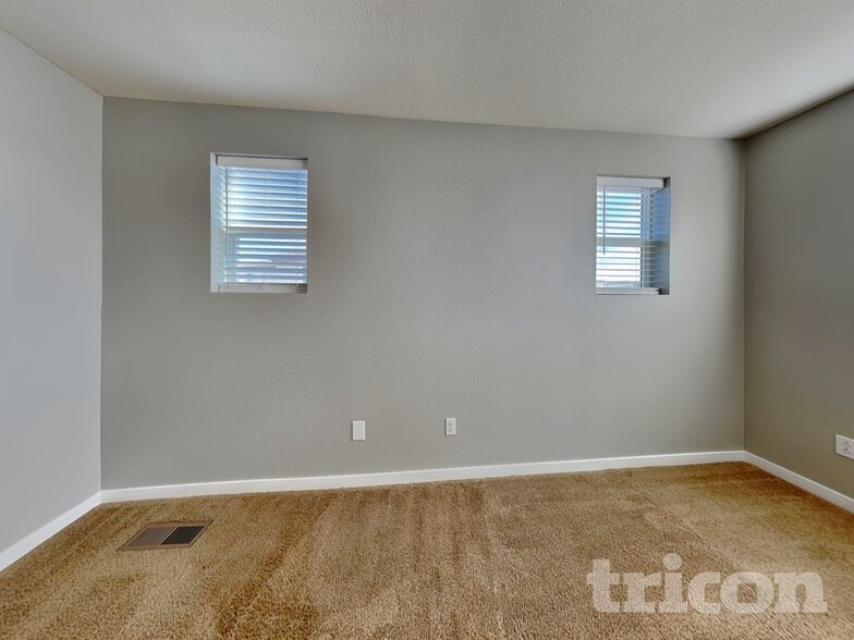 Building Photo - 10239 Southlawn Cir