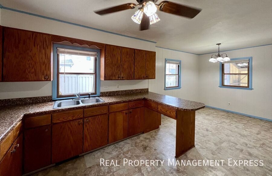 Building Photo - 3 Bed 1.5 Bath Near Downtown Sioux Falls