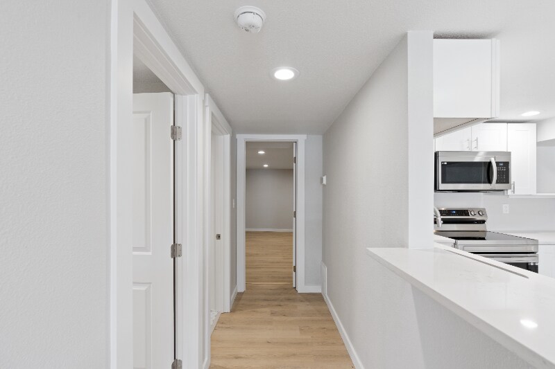 Building Photo - 3013 W Lakeside Dr