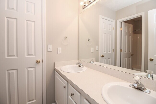 Building Photo - 35 Goldfinch Dr